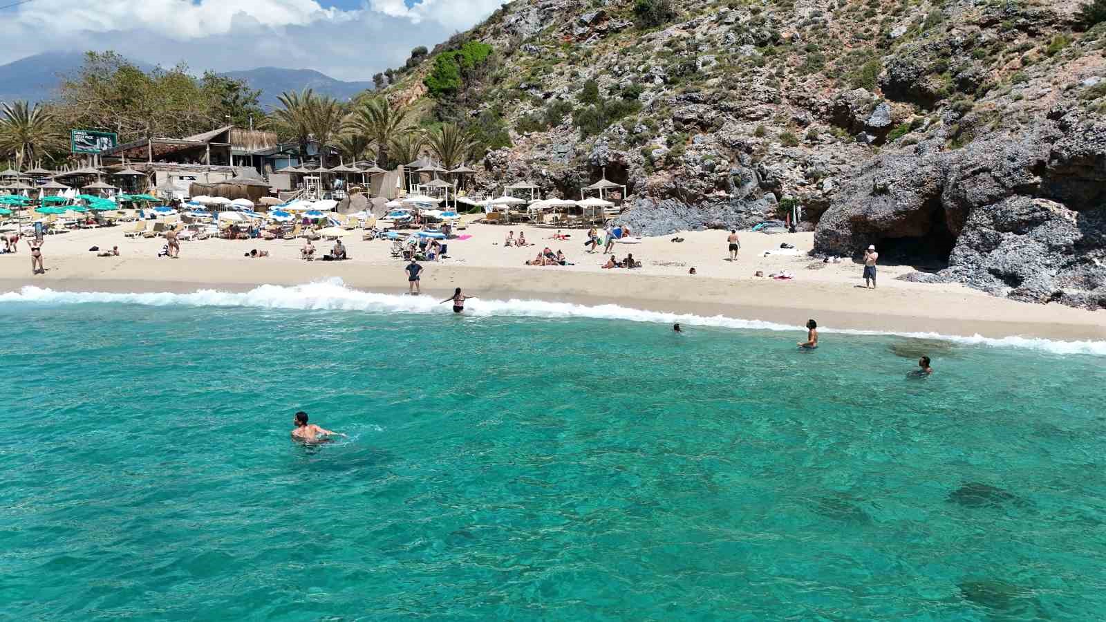 Alanya’da yaz erken geldi, yerli ve yabancı turistler sahile koştu
