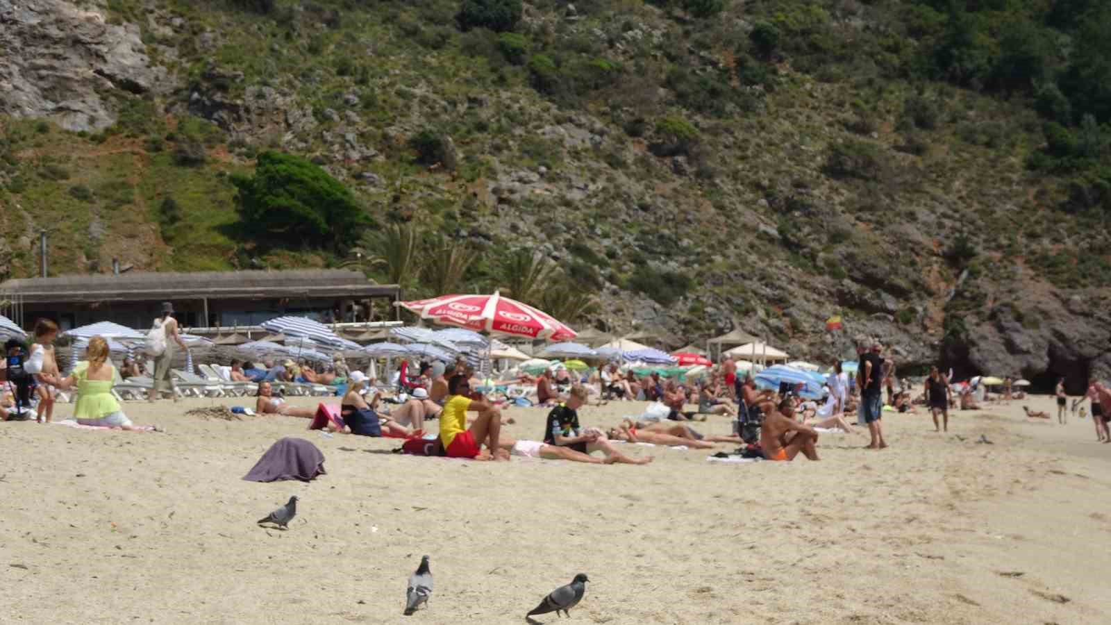 Alanya’da yaz erken geldi, yerli ve yabancı turistler sahile koştu
