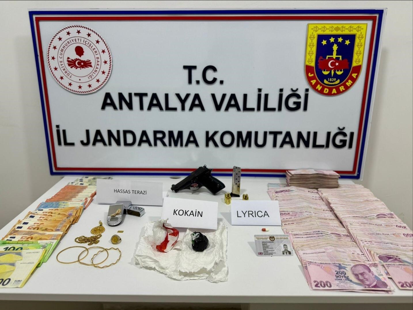 Alanya’da yeni yıl denetimlerinde 30 aranan şahıs yakalandı
