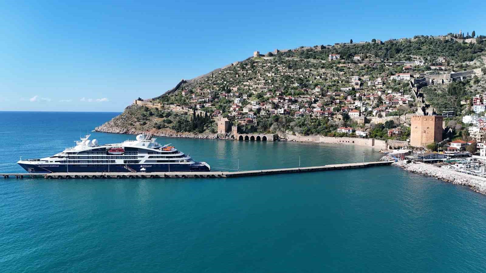 Alanya’ya Fransız bayraklı kruvaziyer demir attı
