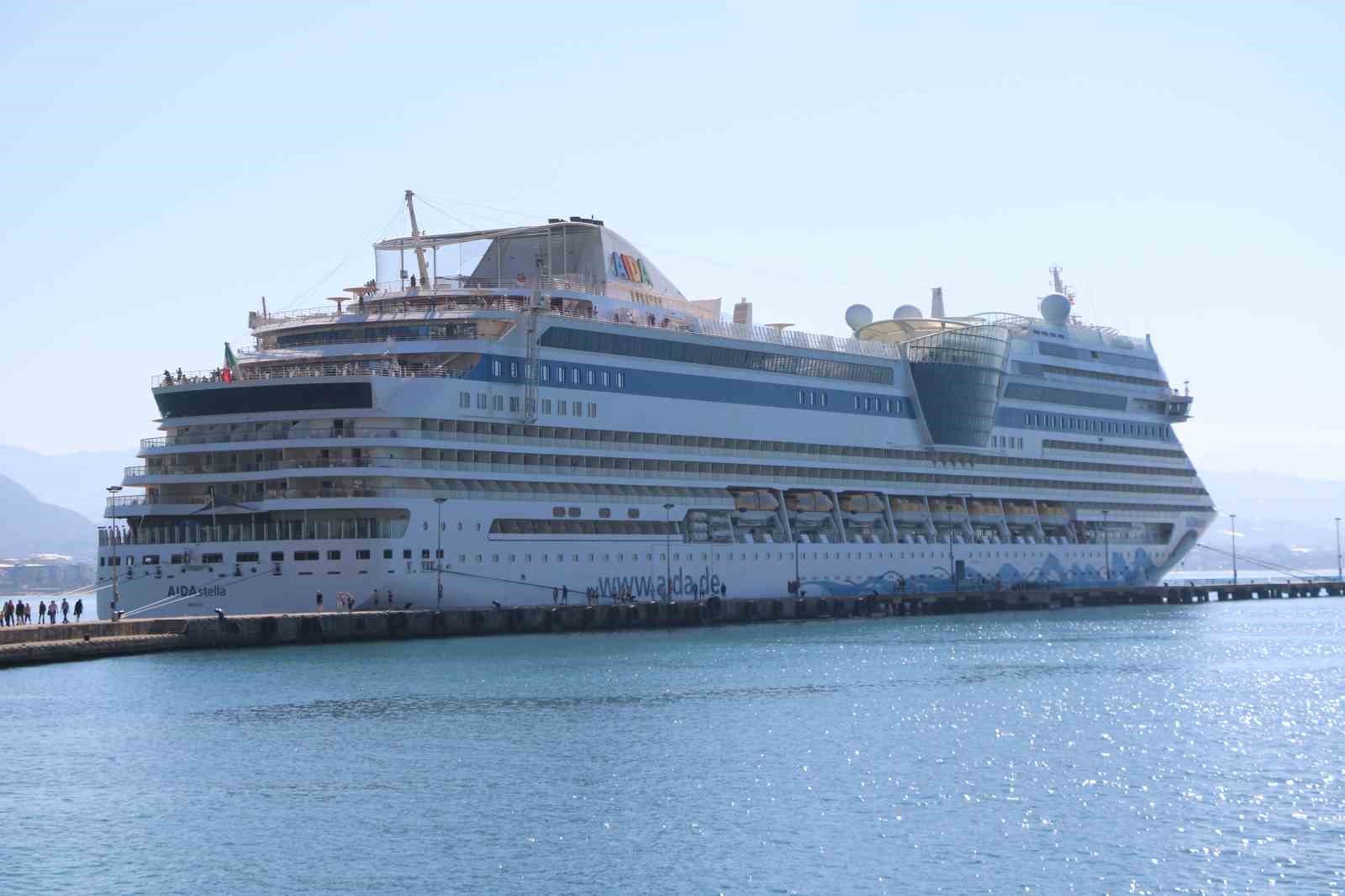 Alanya’ya lüks kruvaziyer ile 2 bin turist geldi

