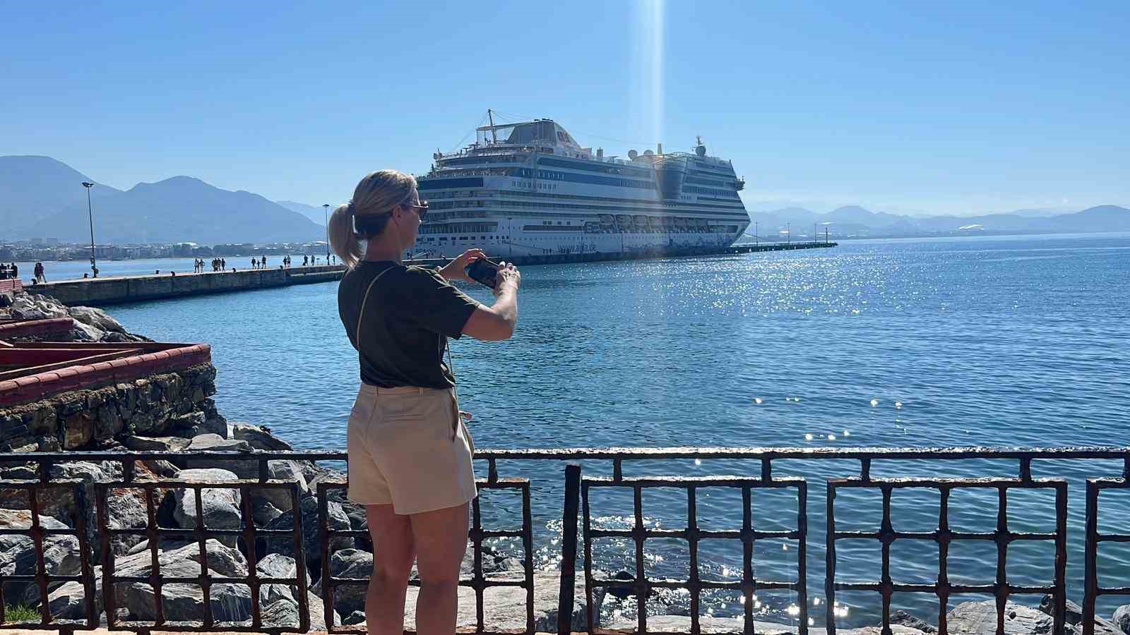 Alanya’ya lüks kruvaziyer ile 2 bin turist geldi
