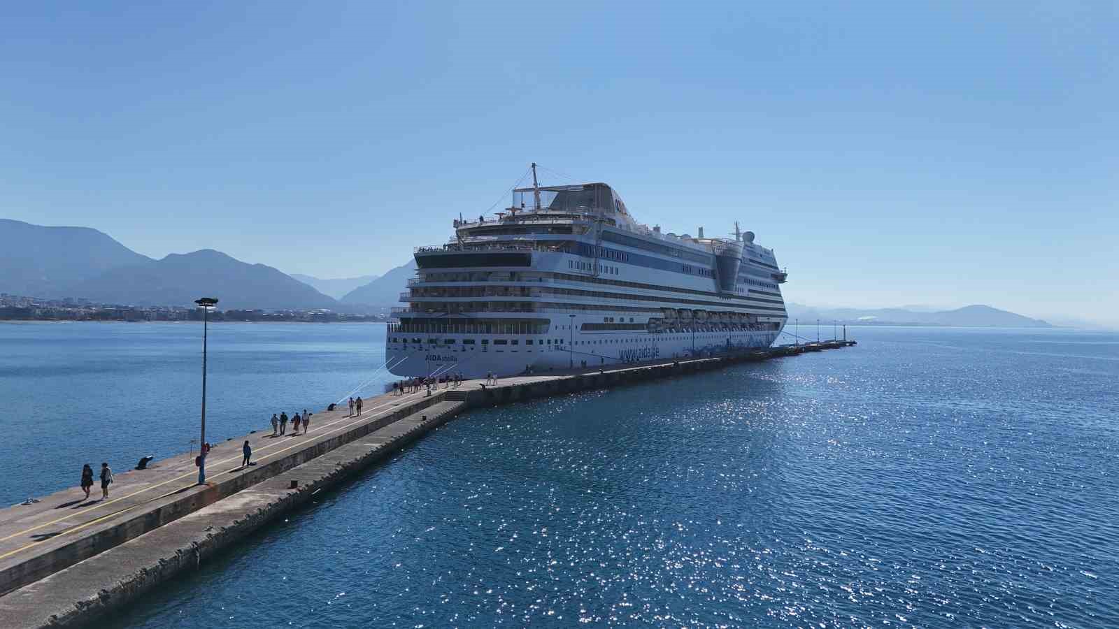 Alanya’ya lüks kruvaziyer ile 2 bin turist geldi
