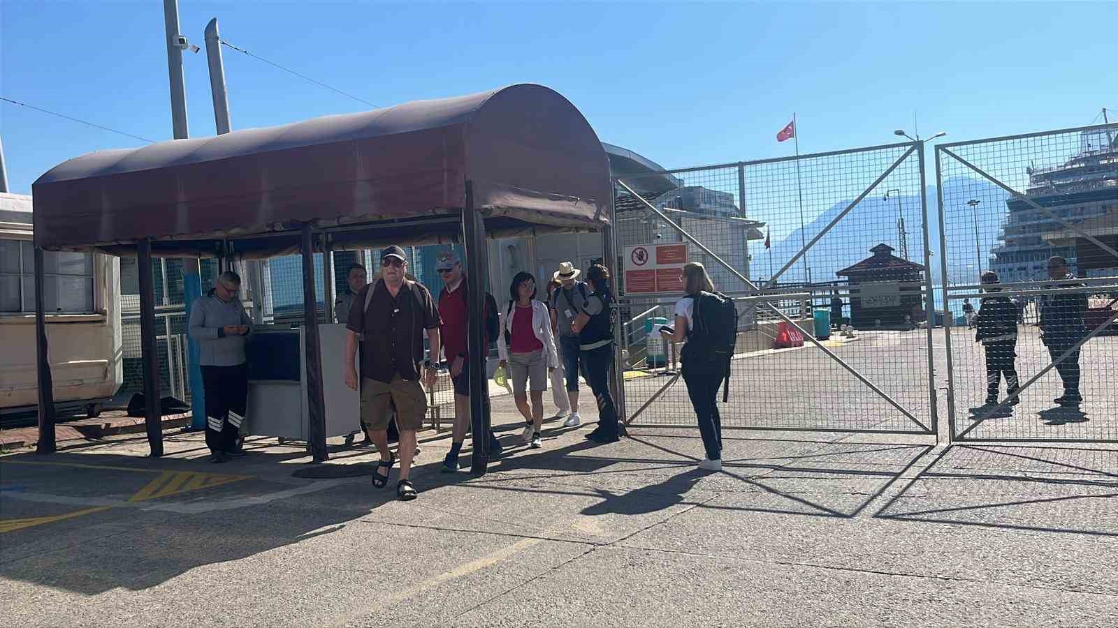 Alanya’ya lüks kruvaziyer ile 2 bin turist geldi
