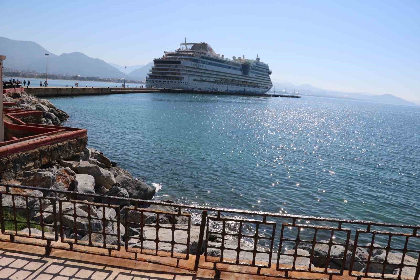 Alanya’ya lüks kruvaziyer ile 2 bin turist geldi
