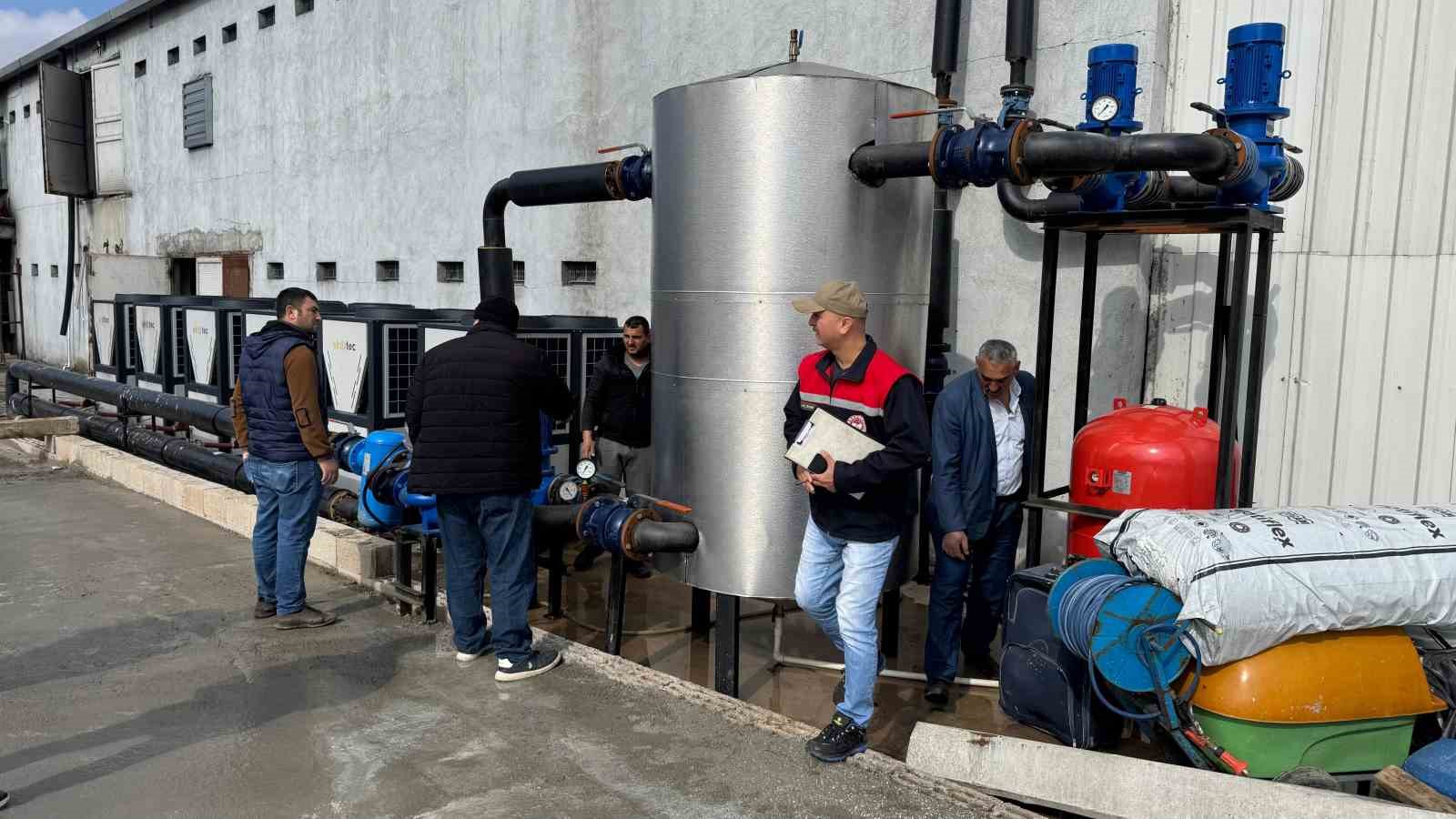 Alaplı Çayı’nda telef olmuş tavukların bulunmasının ardından tavuk çiftliği sahibi suçlamaları reddetti
