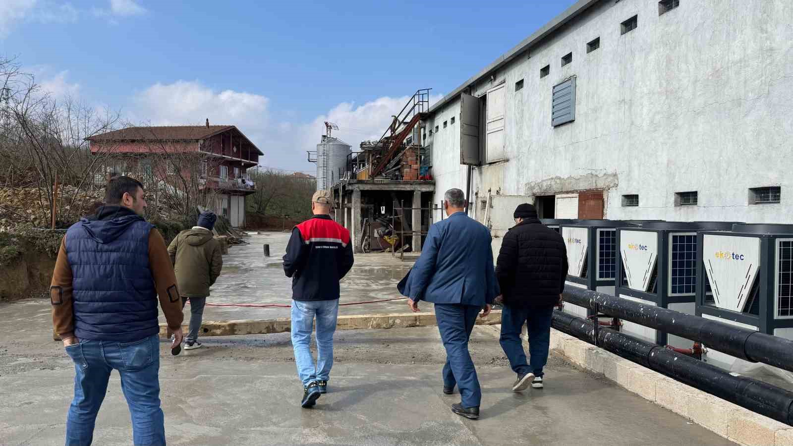 Alaplı Çayı’nda telef olmuş tavukların bulunmasının ardından tavuk çiftliği sahibi suçlamaları reddetti
