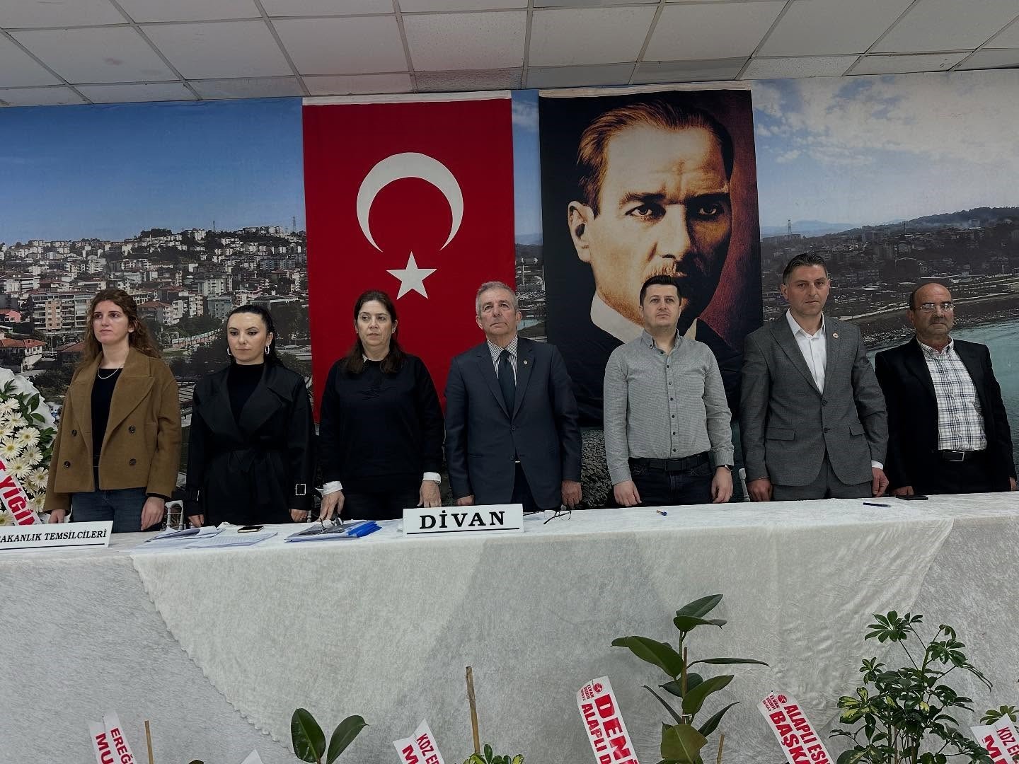 Alaplı Şoförler ve Otomobilciler Esnaf Odası’nda Kemal Çam güven tazeledi
Alaplı Şoförler ve Otomobilciler Esnaf Odası’nda Kemal Çam güven tazeledi