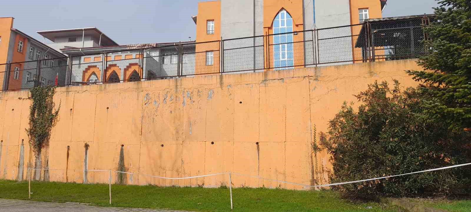 Alaplı TOKİ İlk ve Ortaokulu’nda istinat duvarında çökme tehlikesi
