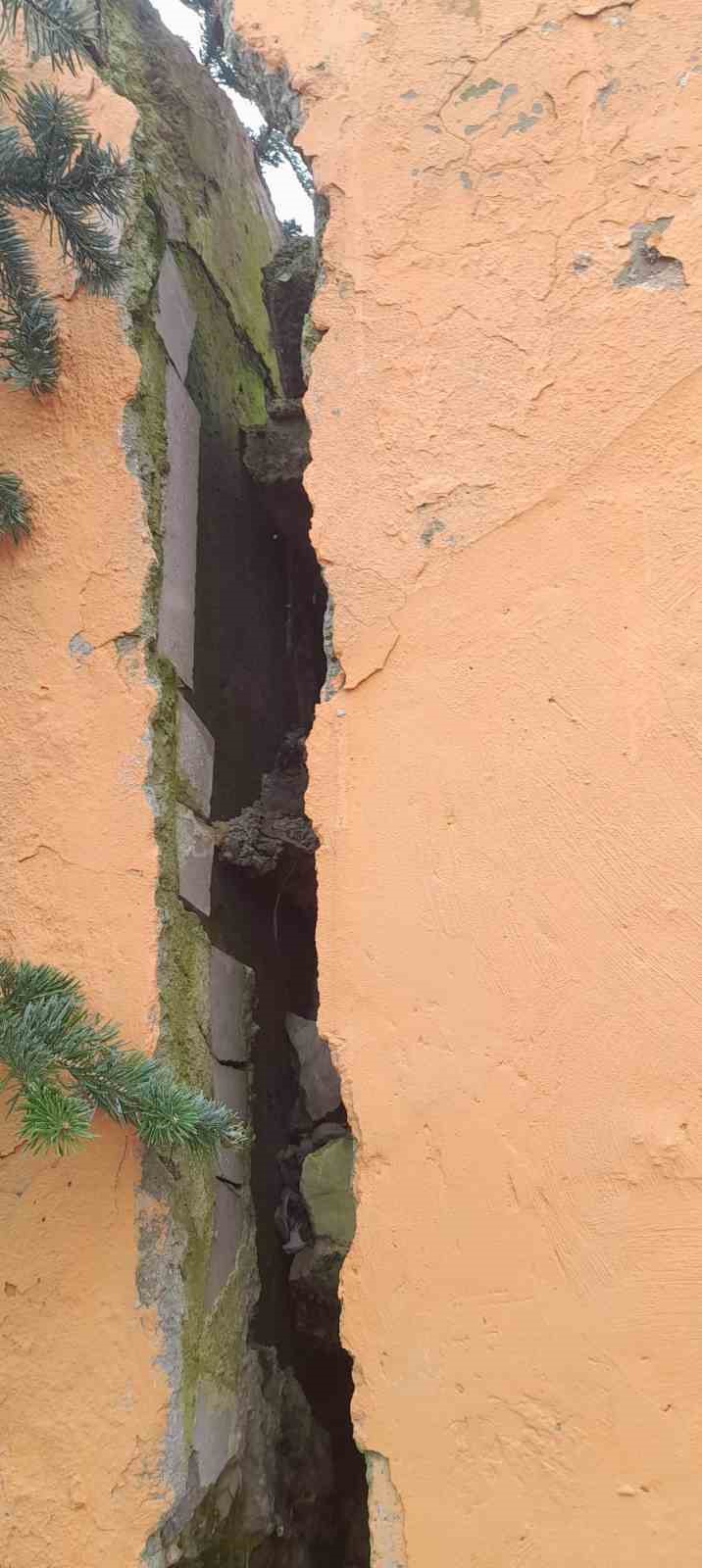 Alaplı TOKİ İlk ve Ortaokulu’nda istinat duvarında çökme tehlikesi
