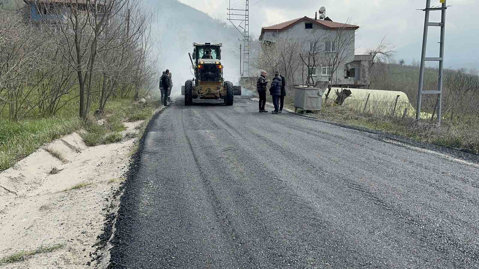 Alaplı’da ağır tonajlı kamyonların bozduğu yollar bakıma alındı
