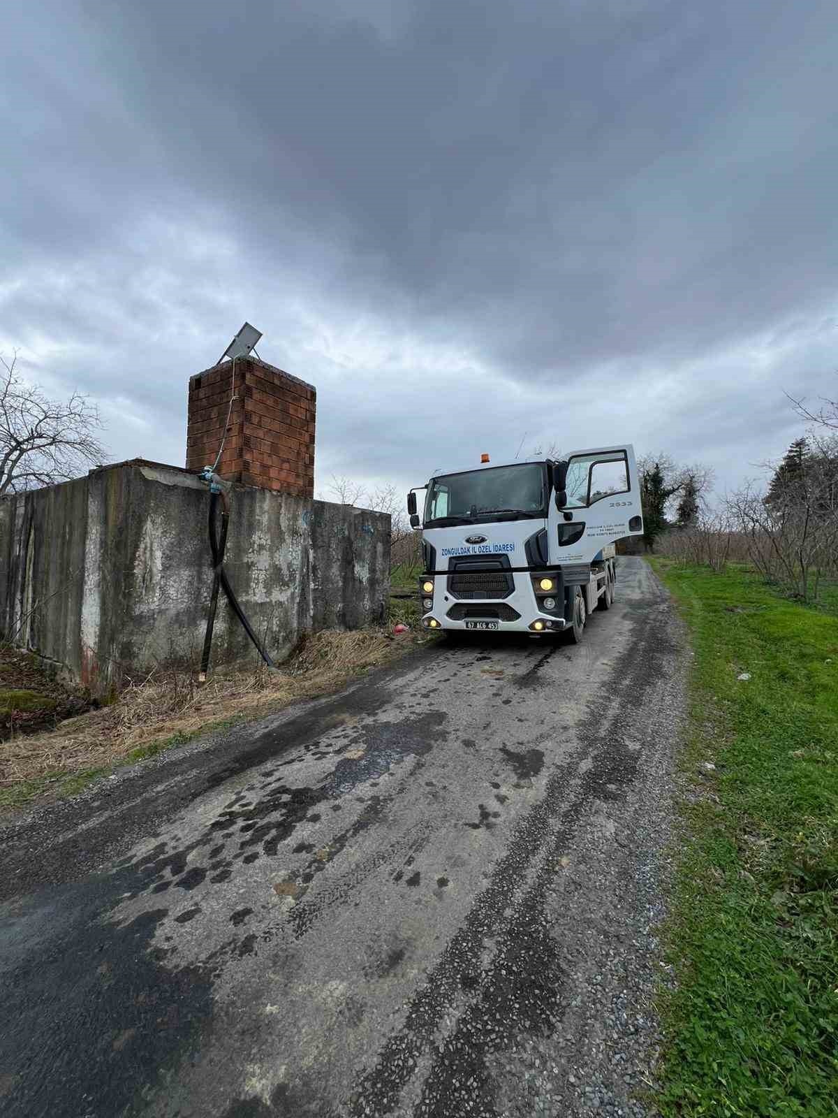 Alaplı’da dereye atılan ölü tavuklar nedeniyle 8 köy susuz kaldı
