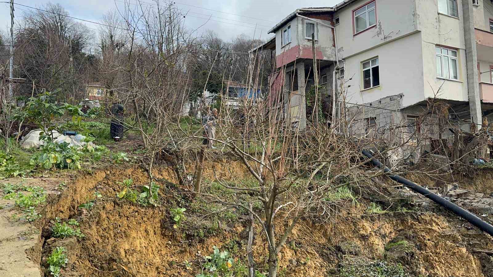Alaplı’da heyelan nedeniyle bir ev çökme riski oluştu
