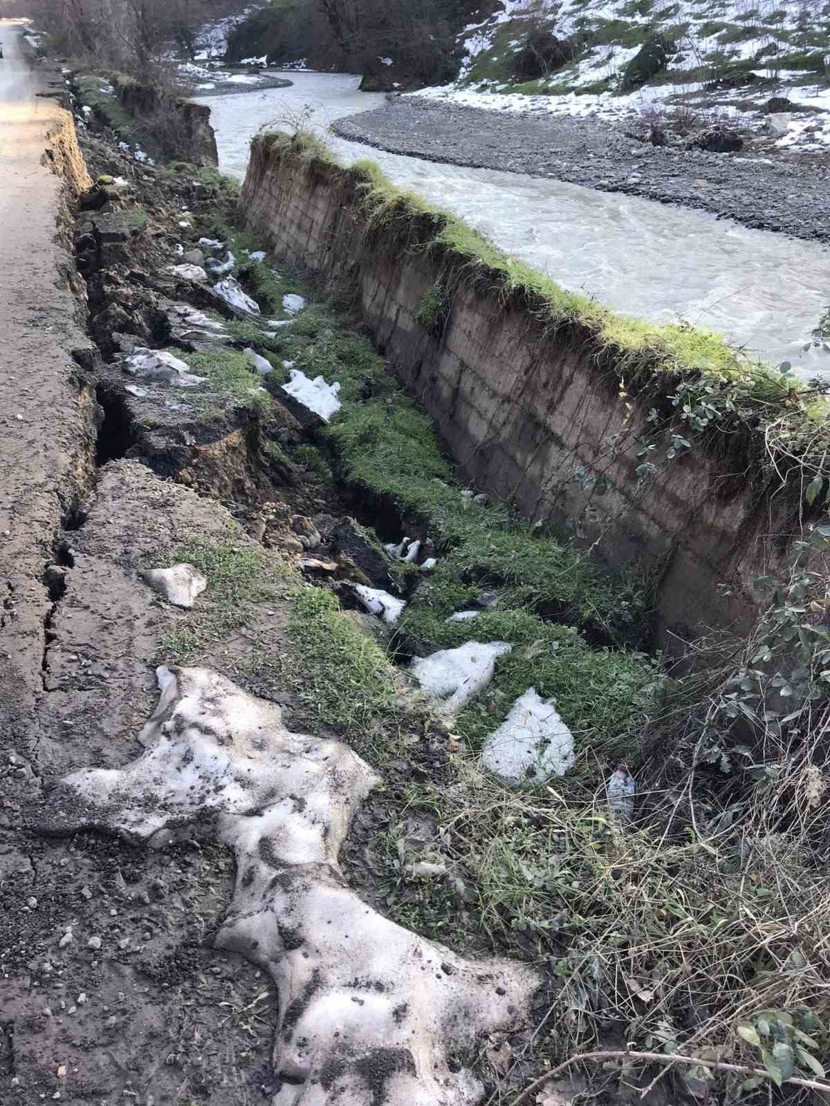 Alaplı’da istinat duvarı çöktü
