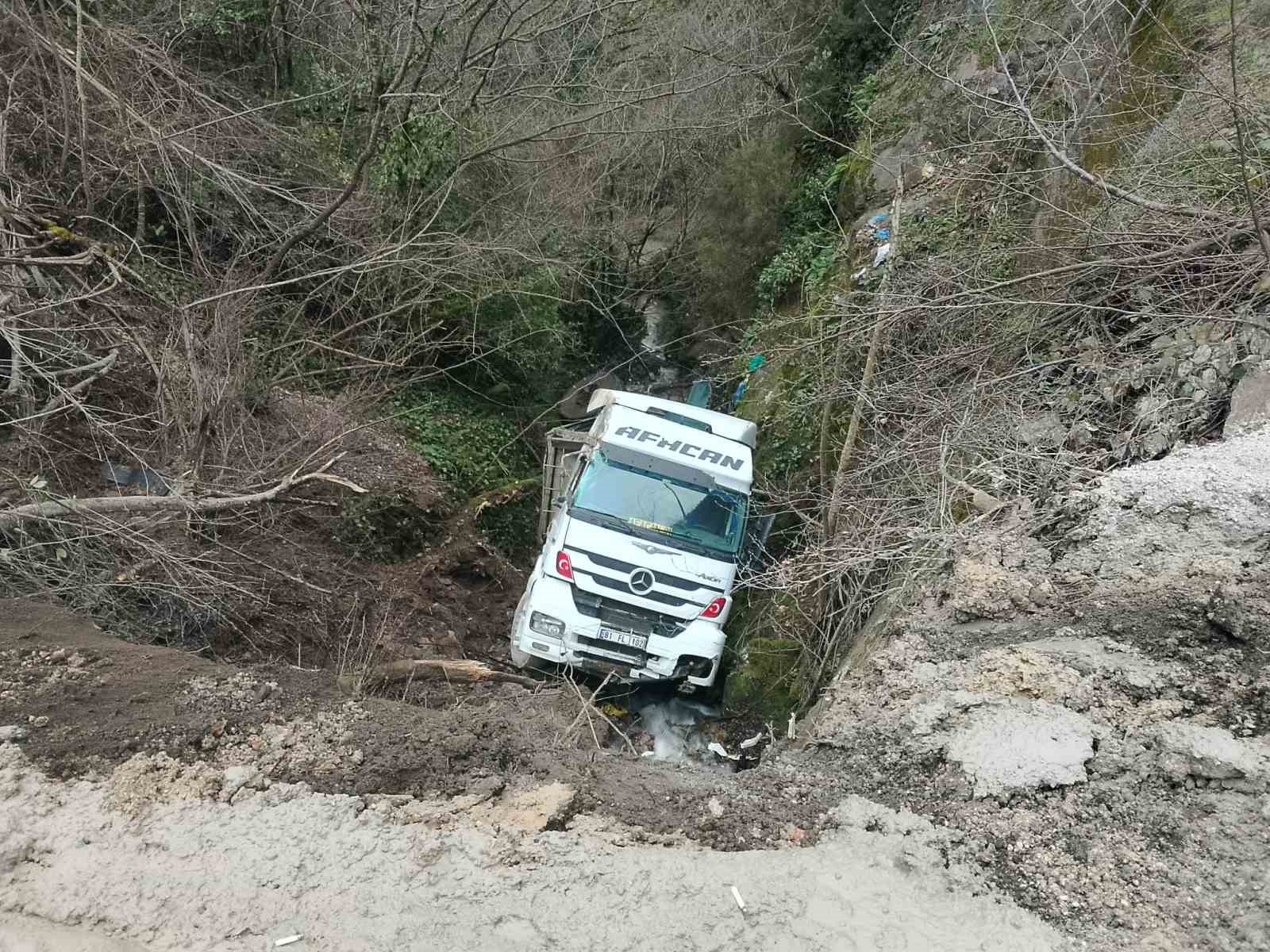 Alaplı’da kamyon şarampole uçtu
