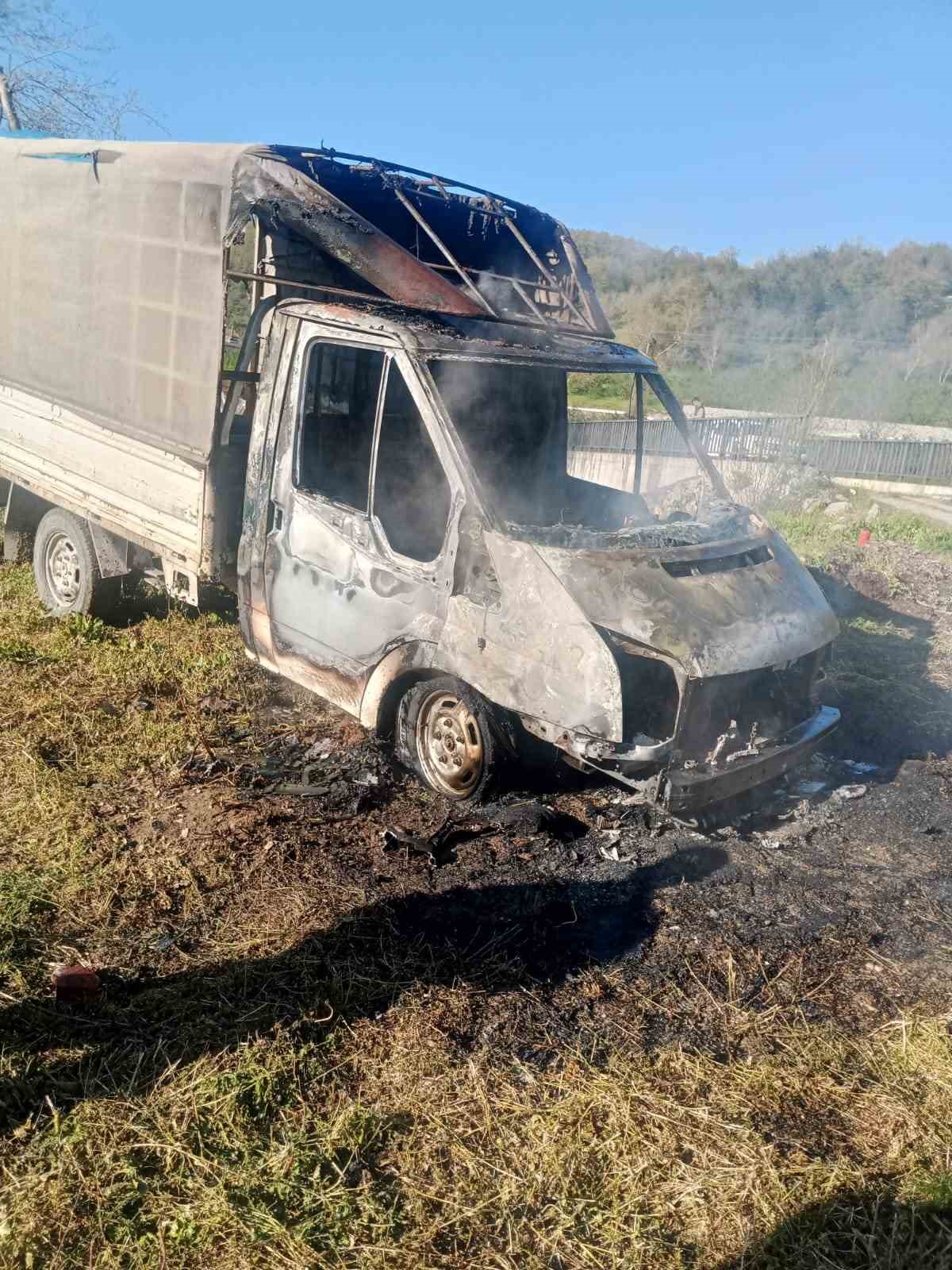 Alaplı’da seyir halindeki kamyonet yandı
