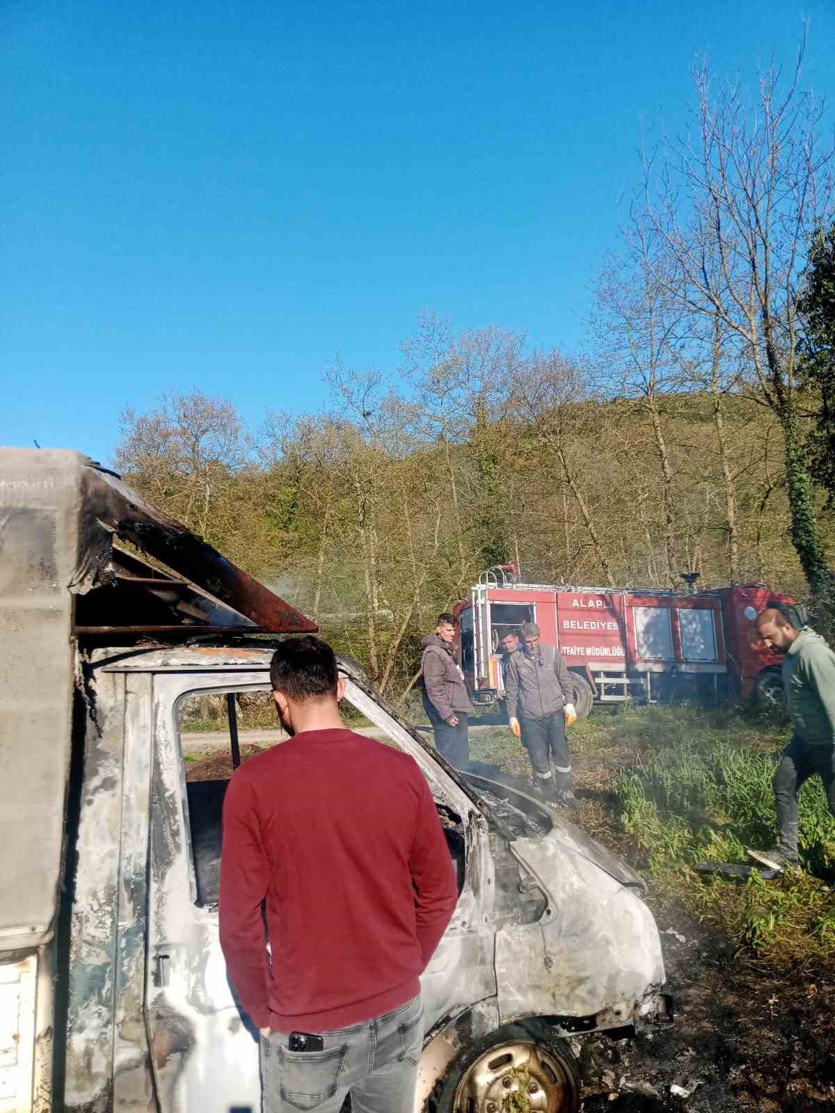 Alaplı’da seyir halindeki kamyonet yandı
