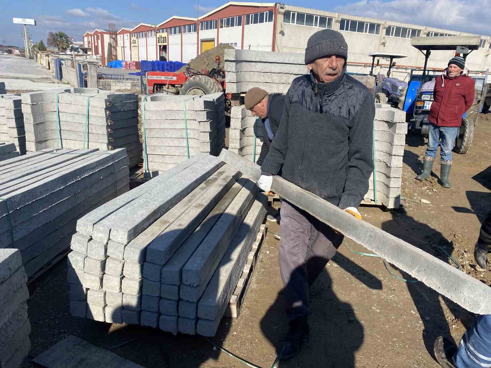 Alaşehir’de 350 üreticiye 3 bin 500 bağ direği hibesi
