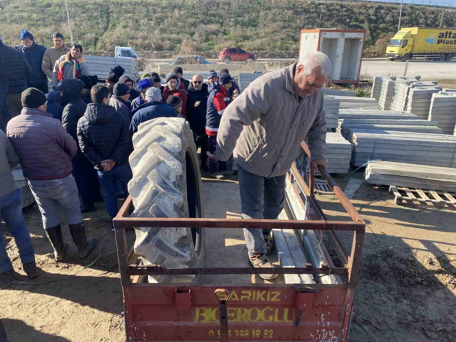 Alaşehir’de 350 üreticiye 3 bin 500 bağ direği hibesi
