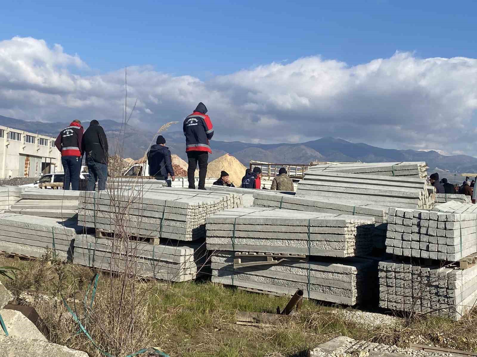 Alaşehir’de 350 üreticiye 3 bin 500 bağ direği hibesi
