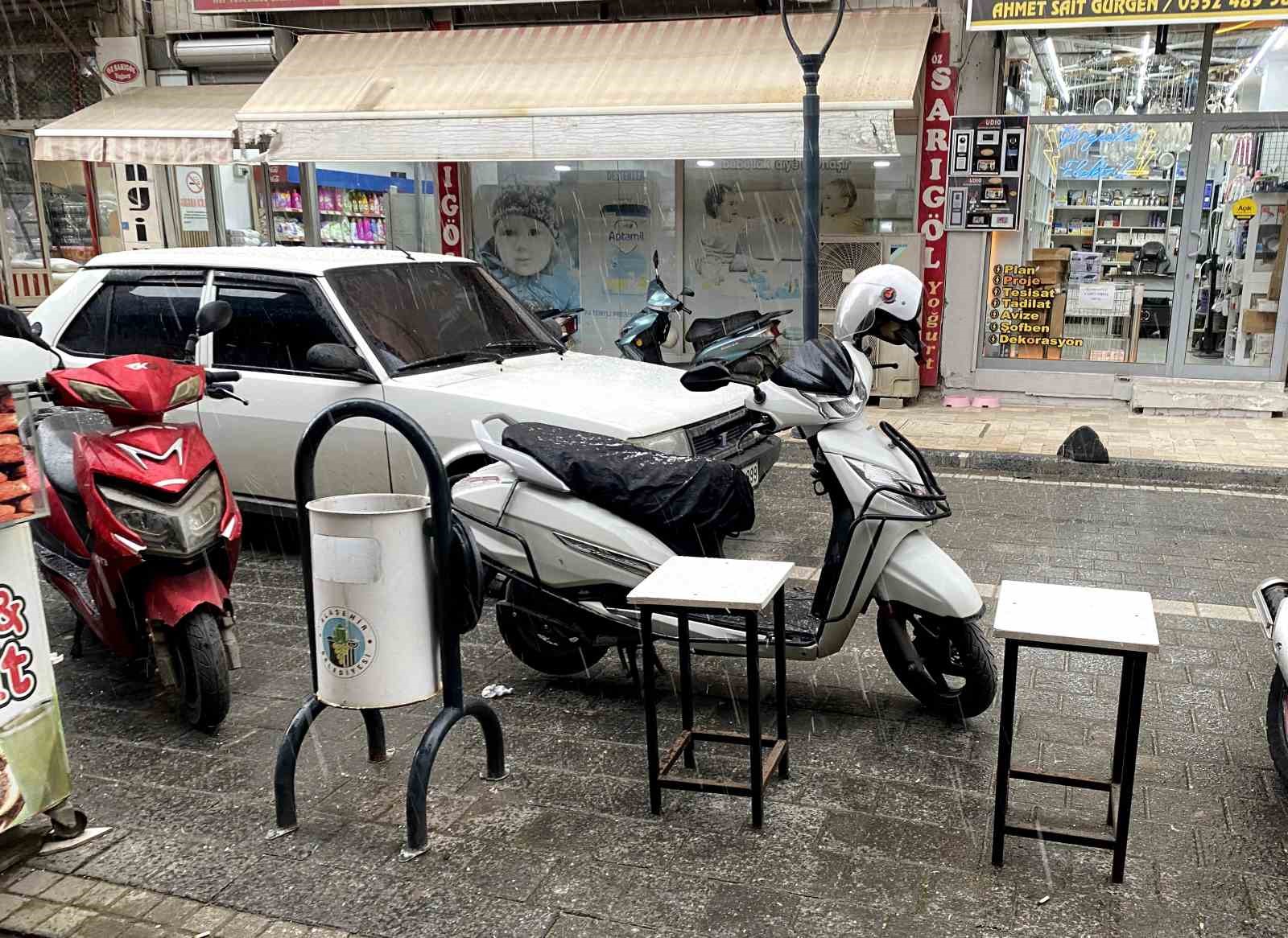 Alaşehir’de bir günde 4 mevsim yaşandı
