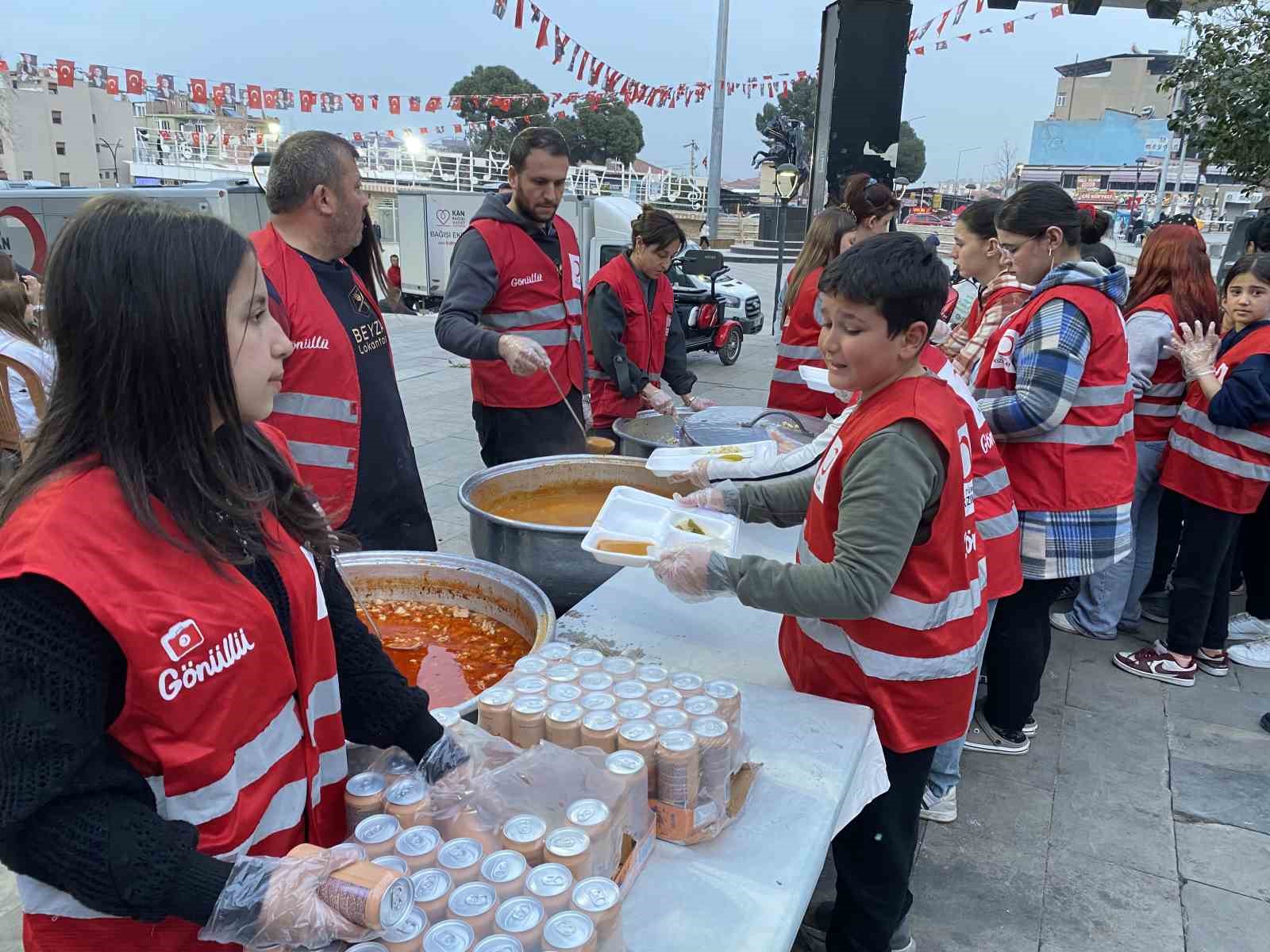 Alaşehir’de hayırseverler iftar bağışı için yarıştı
