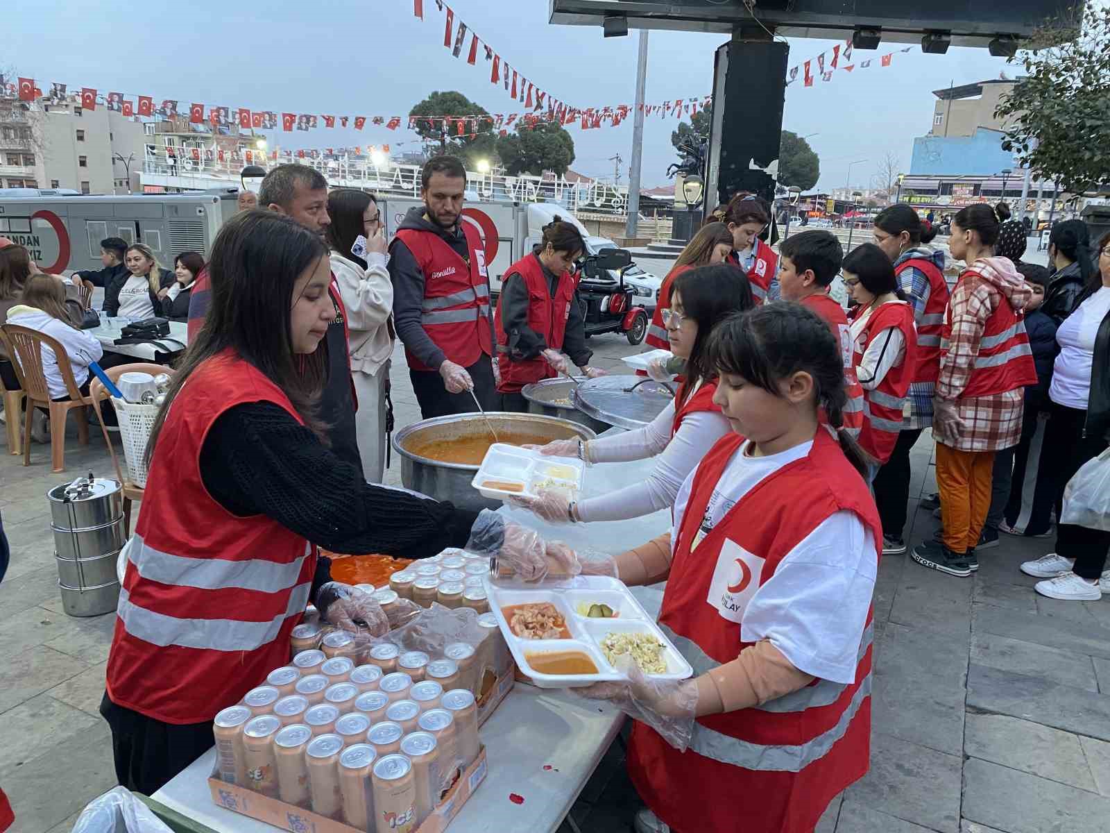 Alaşehir’de hayırseverler iftar bağışı için yarıştı
