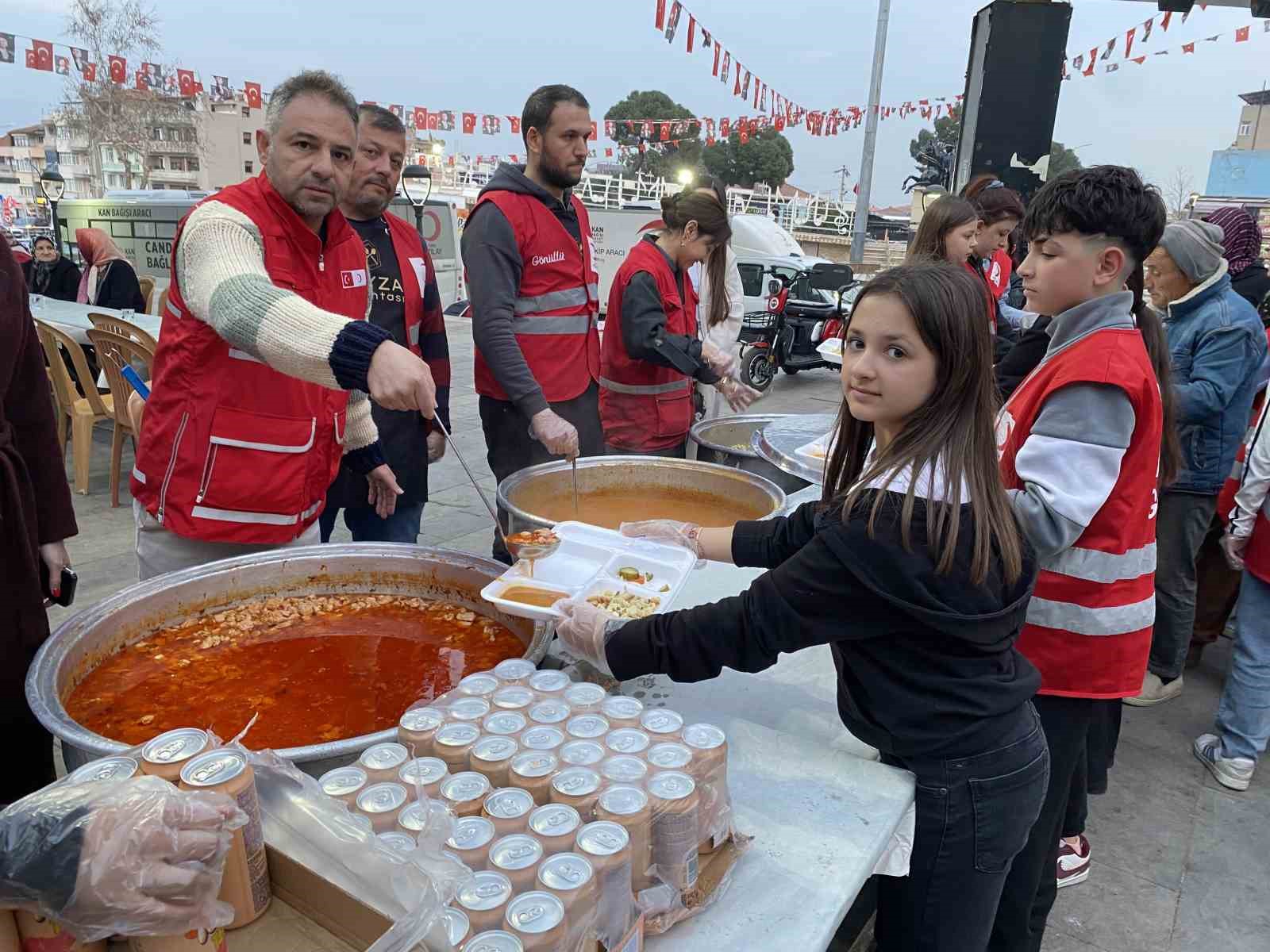 Alaşehir’de hayırseverler iftar bağışı için yarıştı
