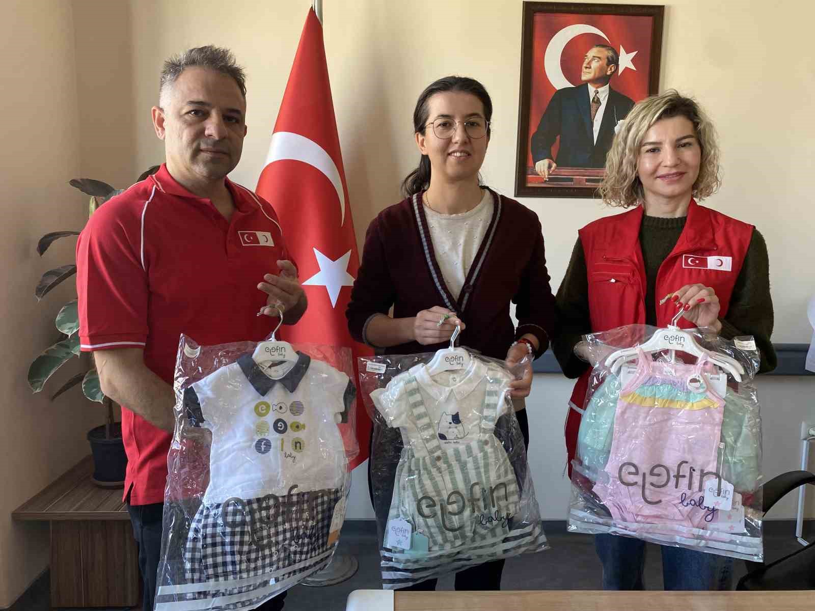 Alaşehir’de Kızılay’dan çocuklara bayram hediyesi
