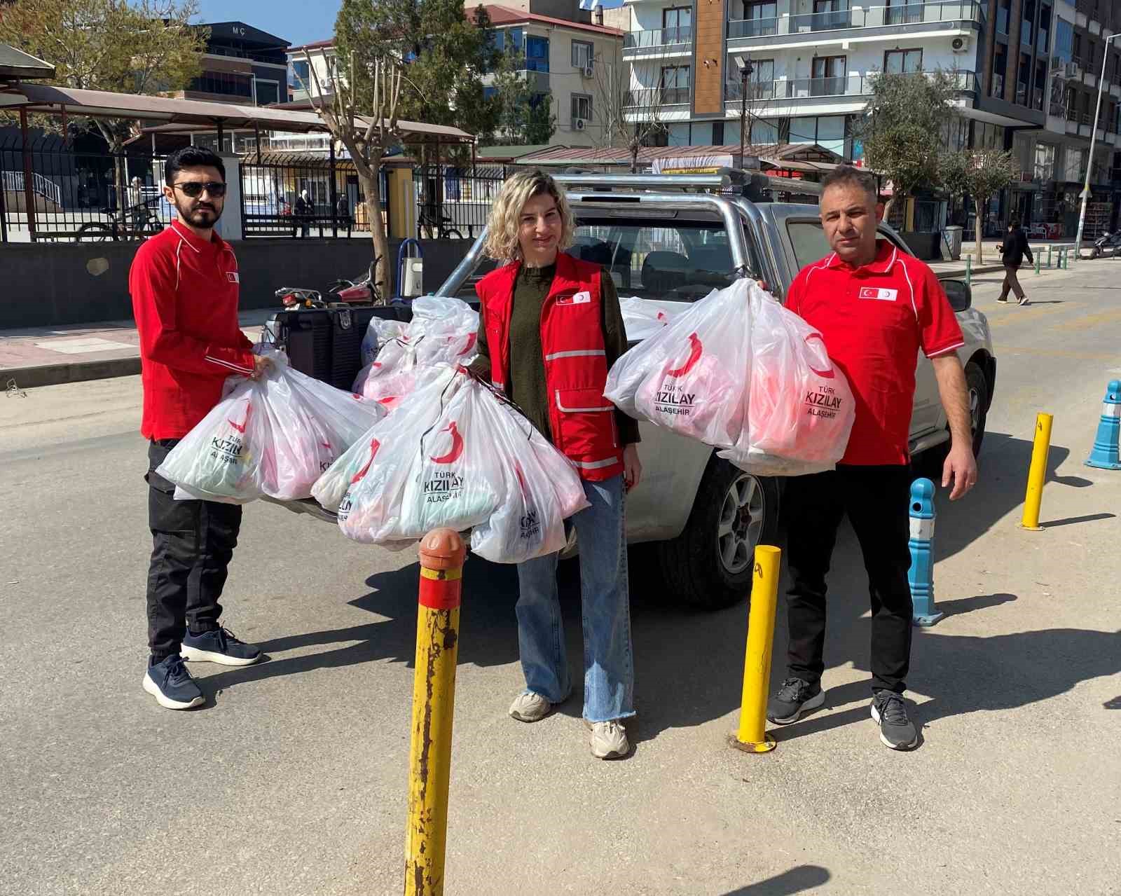 Alaşehir’de Kızılay’dan çocuklara bayram hediyesi
