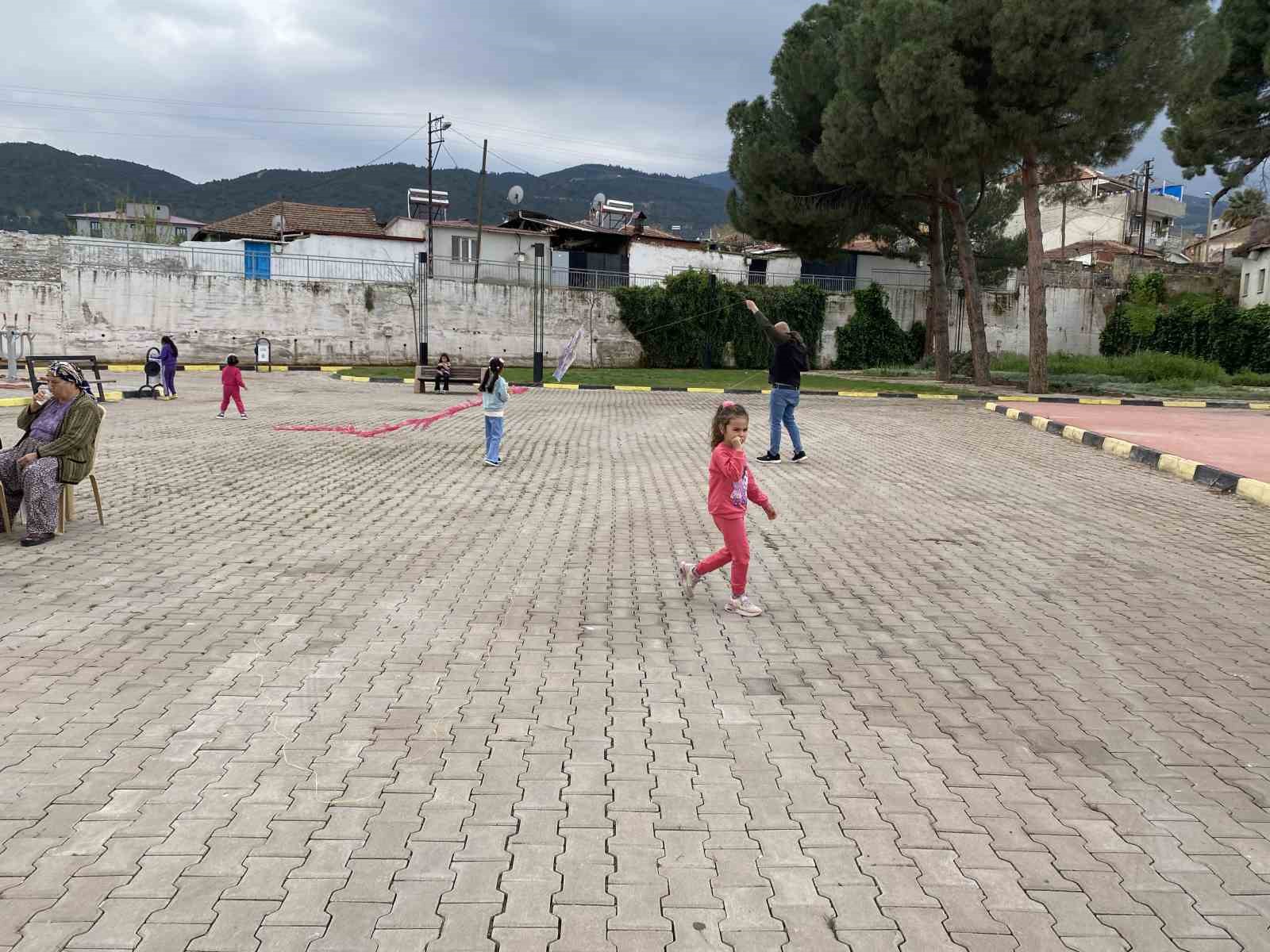 Alaşehir’de Romanlar Günü uçurtma şenliğiyle kutlandı
