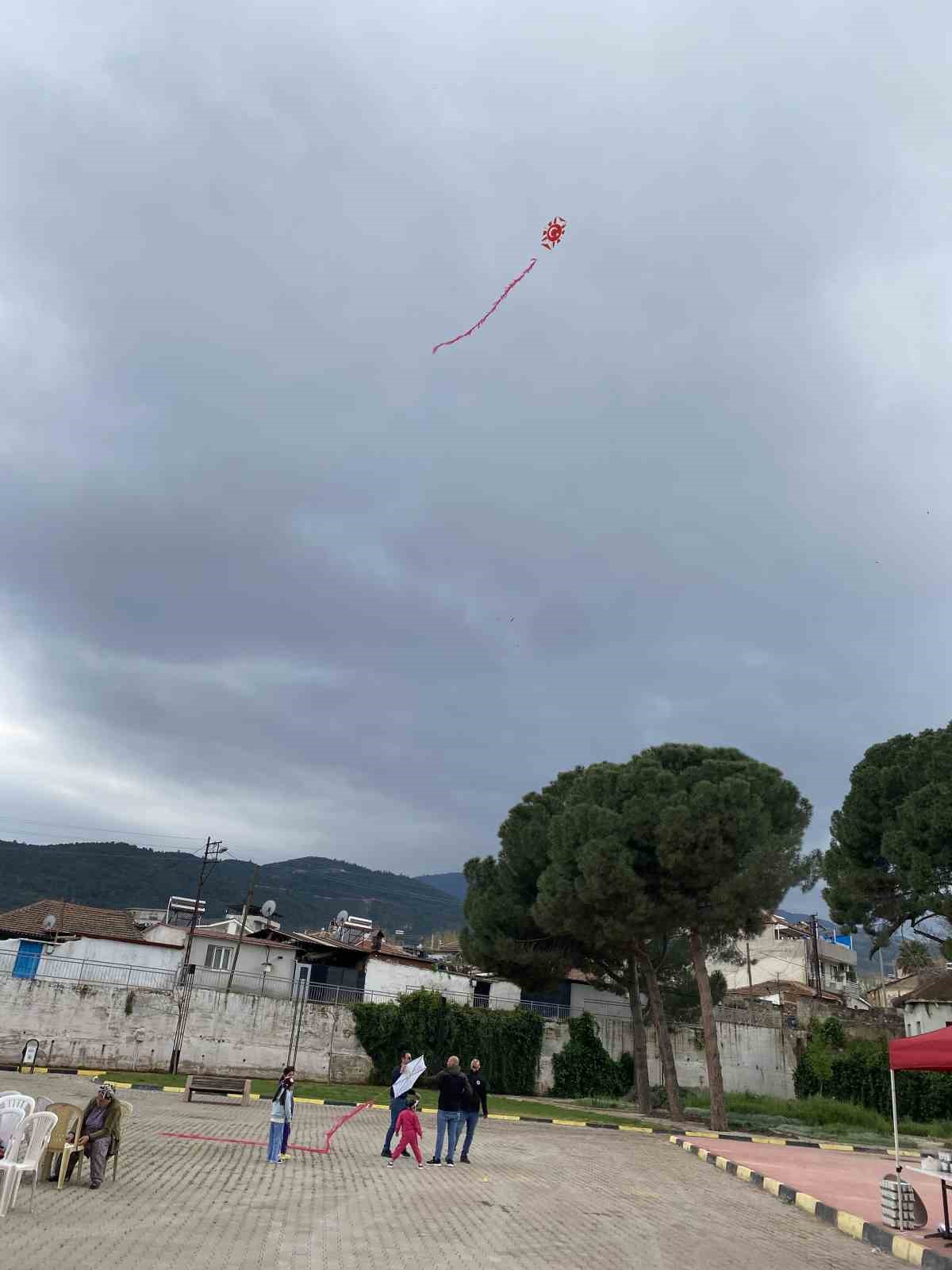 Alaşehir’de Romanlar Günü uçurtma şenliğiyle kutlandı
