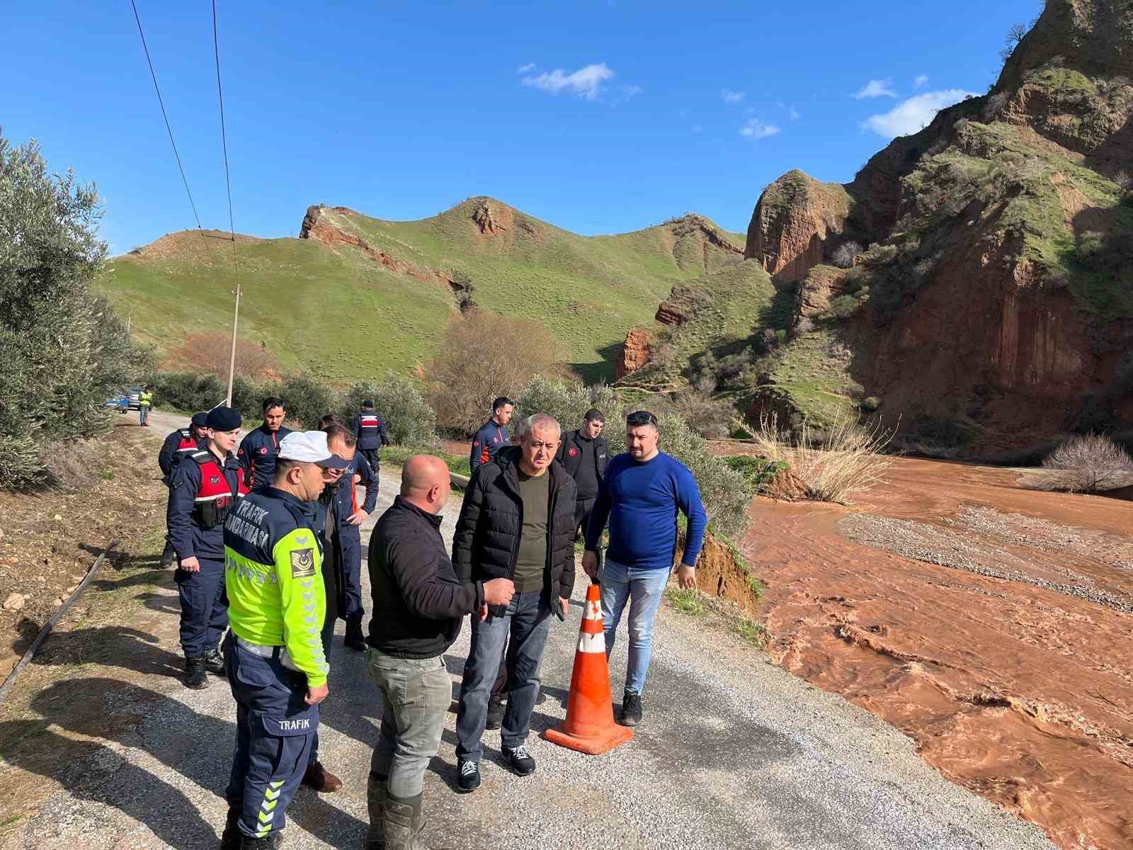 Alaşehir’de selin vurduğu yollar onarılıyor
