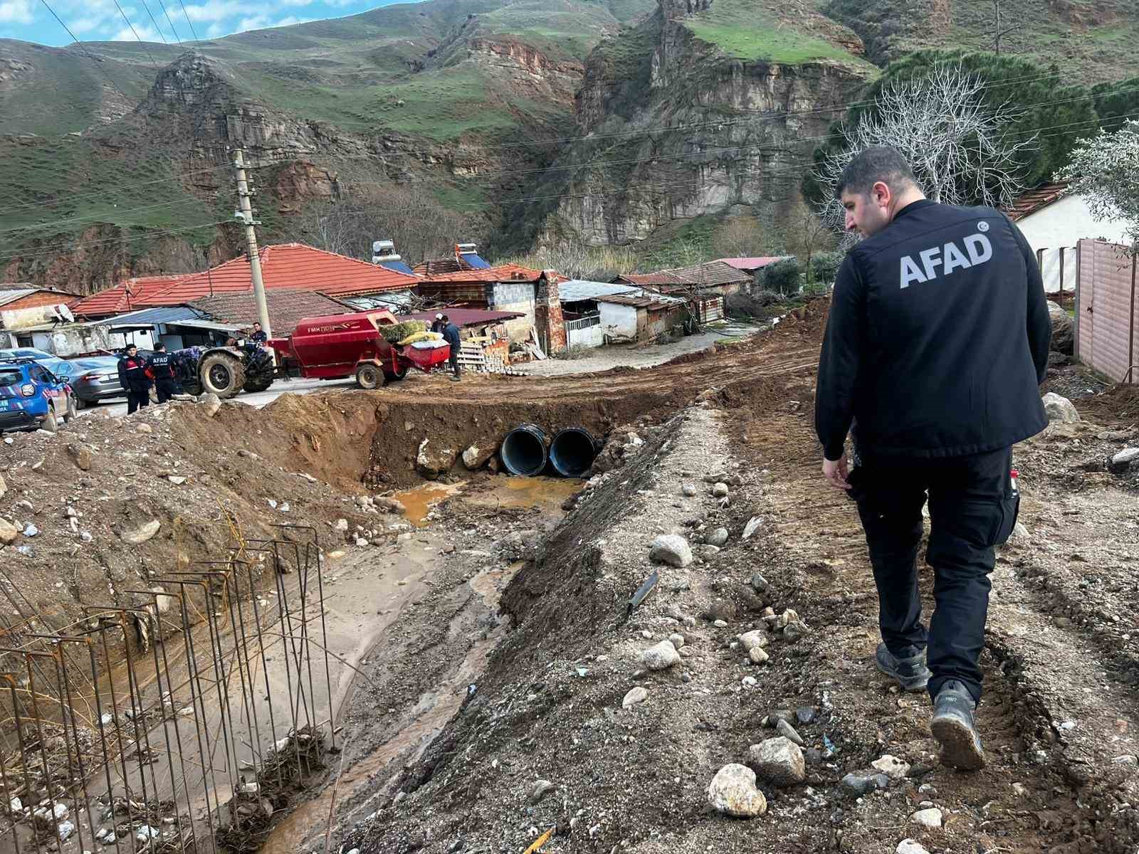 Alaşehir’de selin vurduğu yollar onarılıyor
