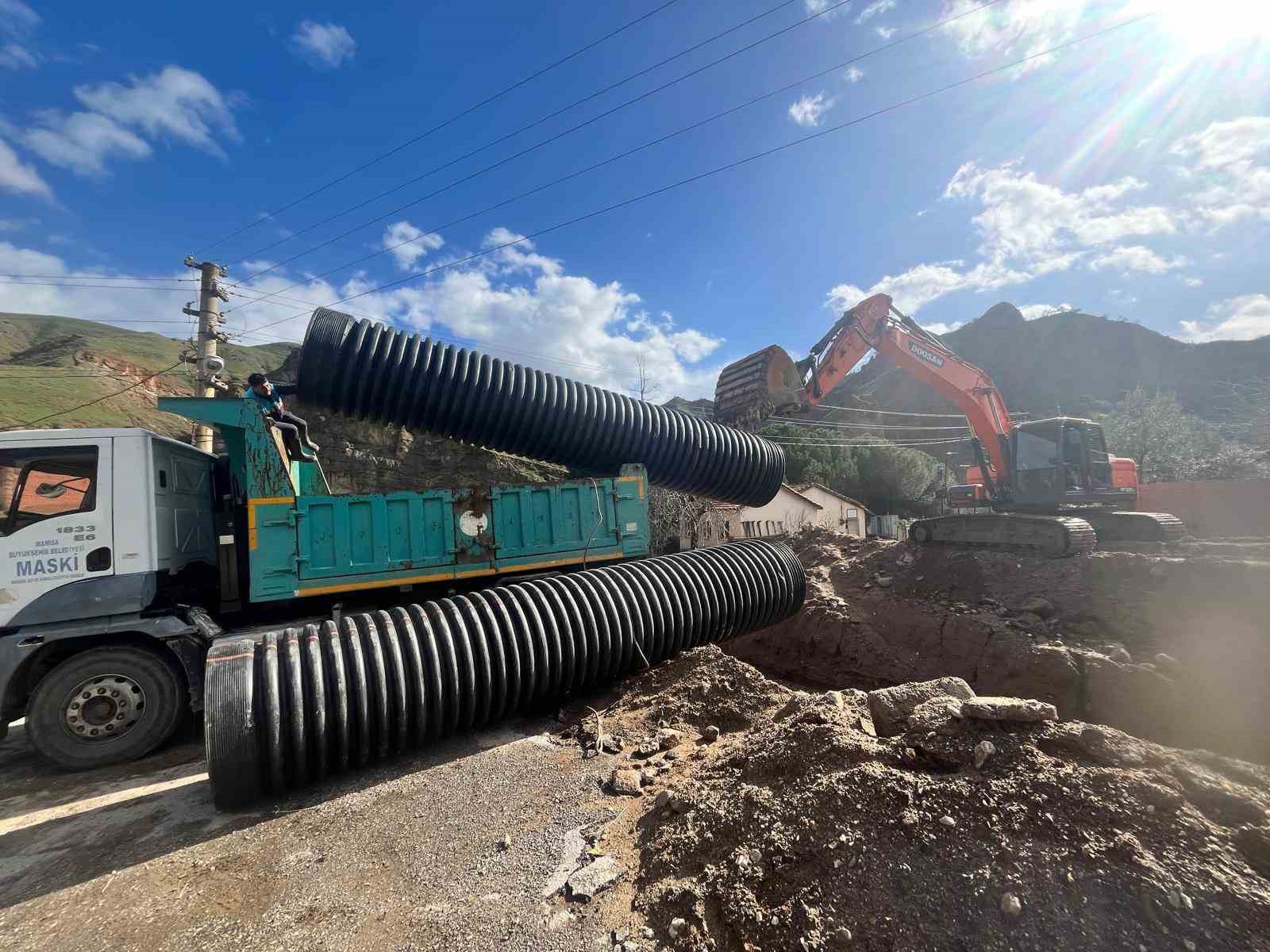 Alaşehir’de selin vurduğu yollar onarılıyor
