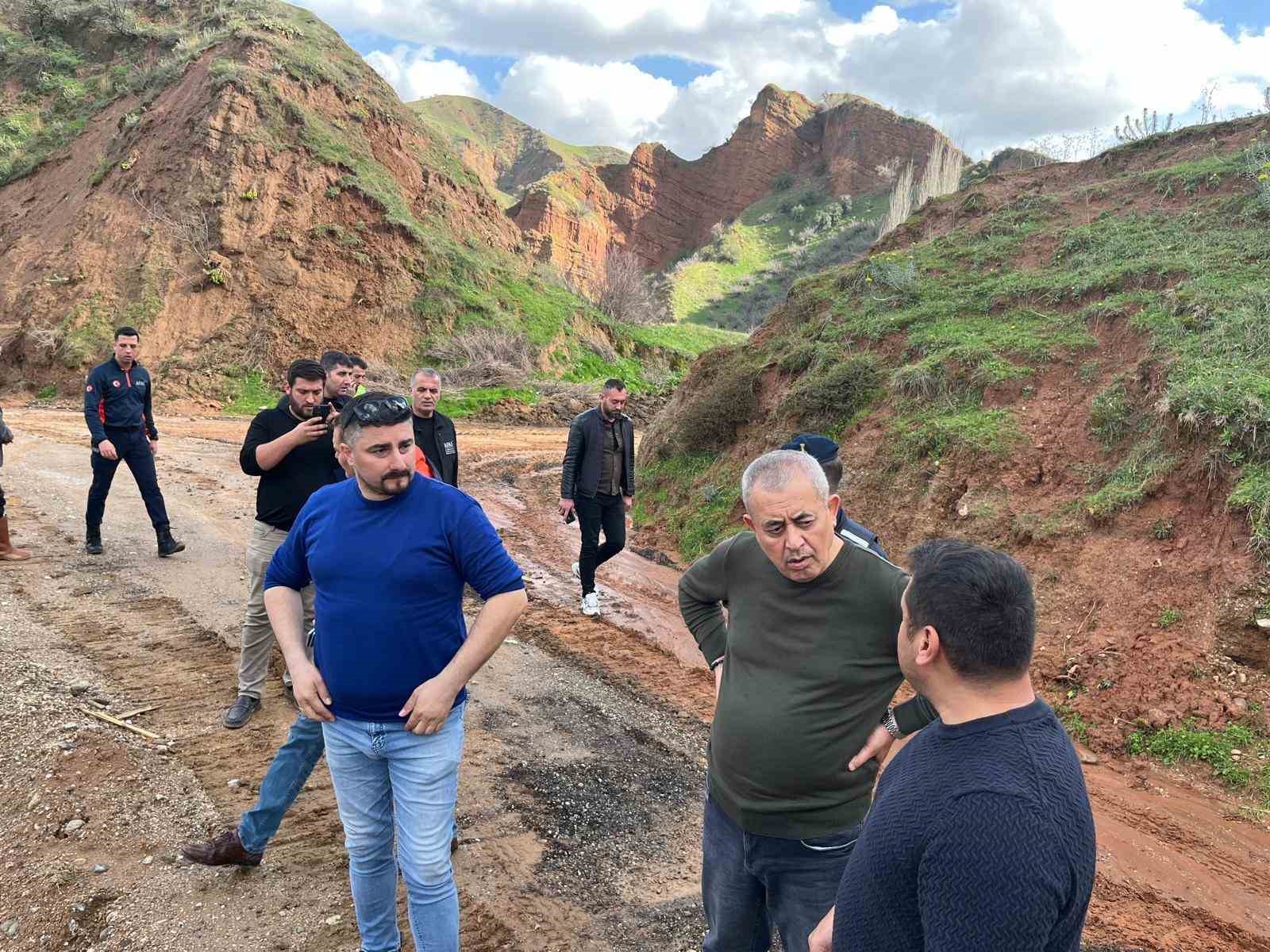 Alaşehir’de selin vurduğu yollar onarılıyor
