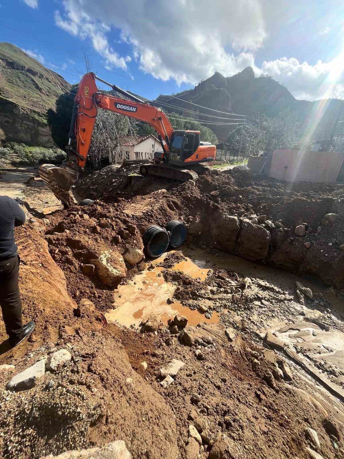 Alaşehir’de taşkın hasarları gideriliyor
