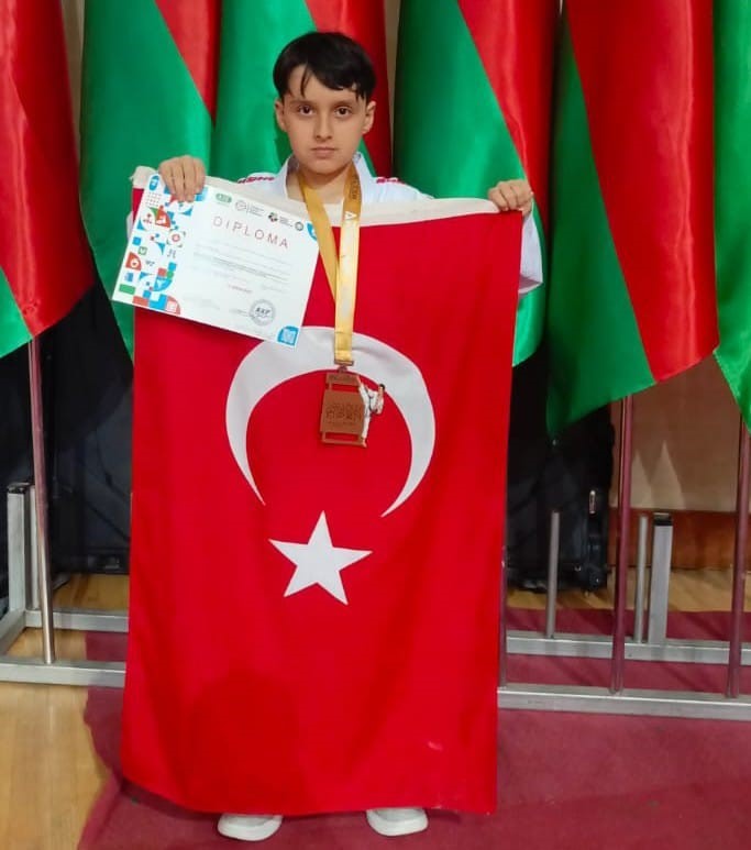 Alaşehirli karateciler Bakü’de madalyaları kaptı
