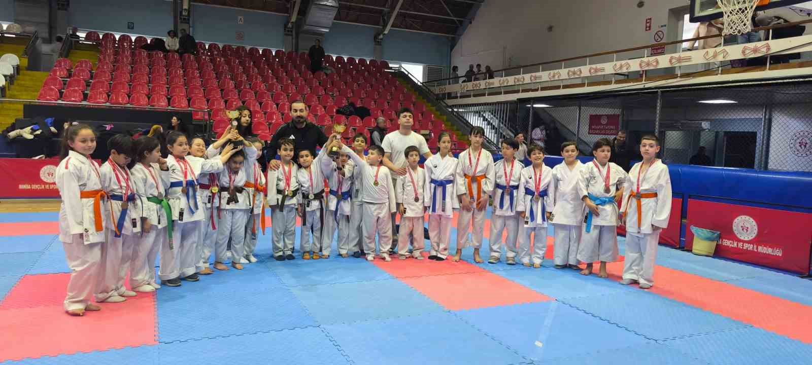 Alaşehirli karatecilerden 67 madalyalık büyük başarı
