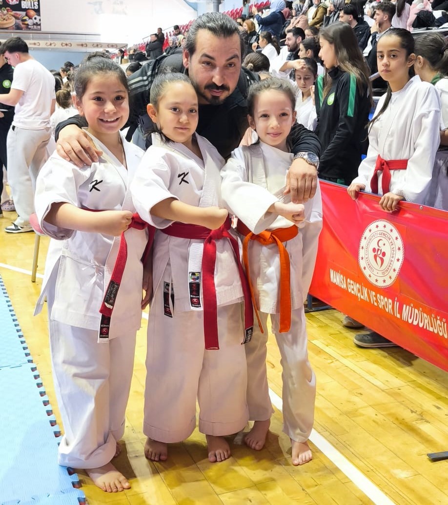 Alaşehirli karatecilerden 67 madalyalık büyük başarı
