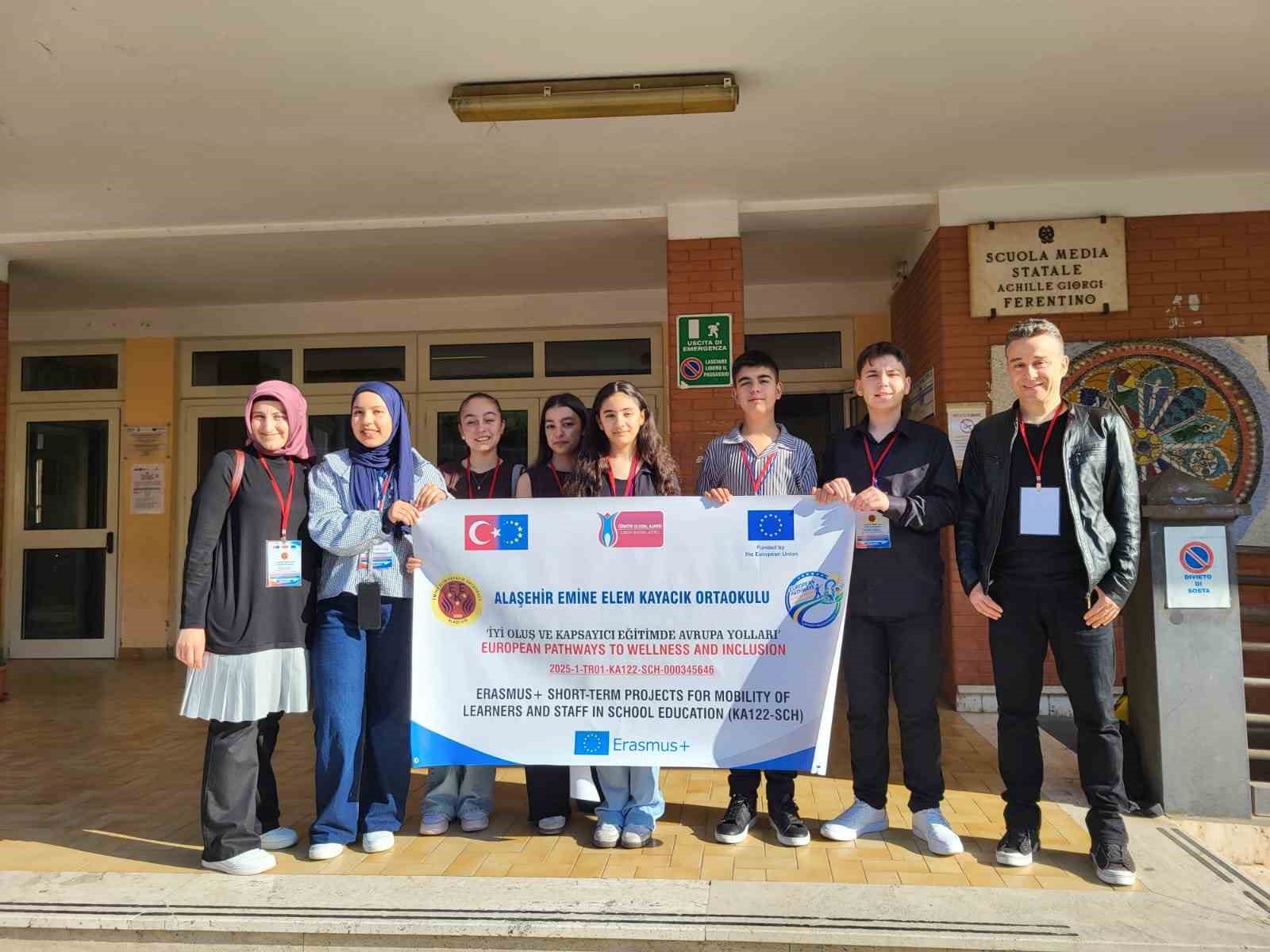 Alaşehirli öğrenciler İtalya’da Türkiye’yi temsil etti
