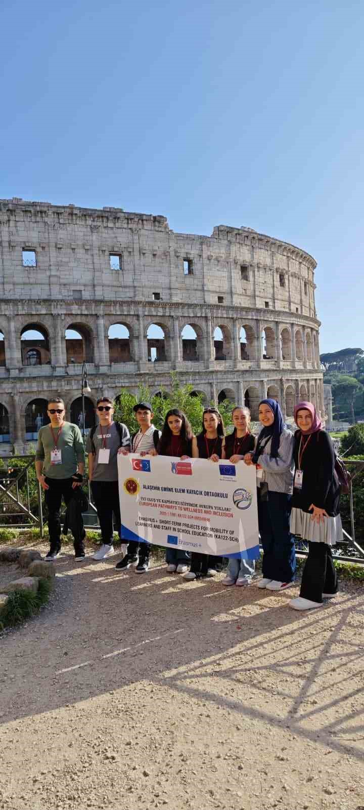 Alaşehirli öğrenciler İtalya’da Türkiye’yi temsil etti
