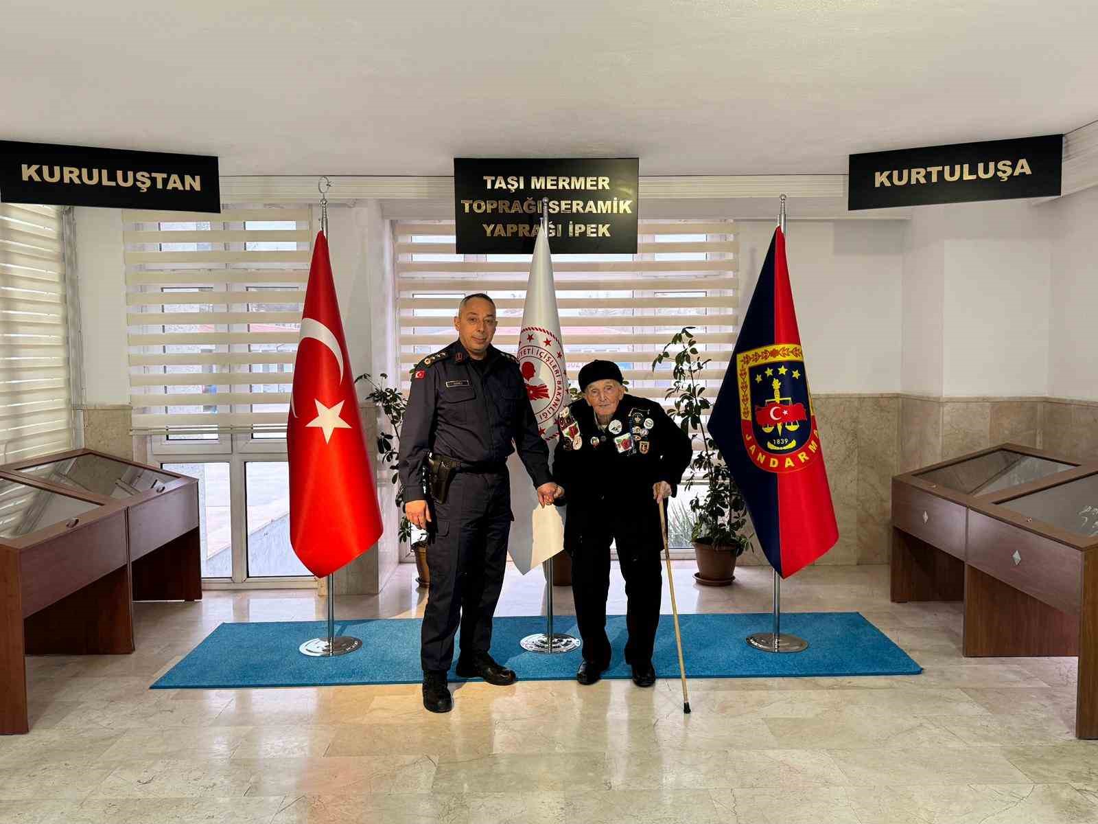 Albay Vanlı, 91 yaşındaki şehit babasını kapıda karşılayıp makamında ağırladı
