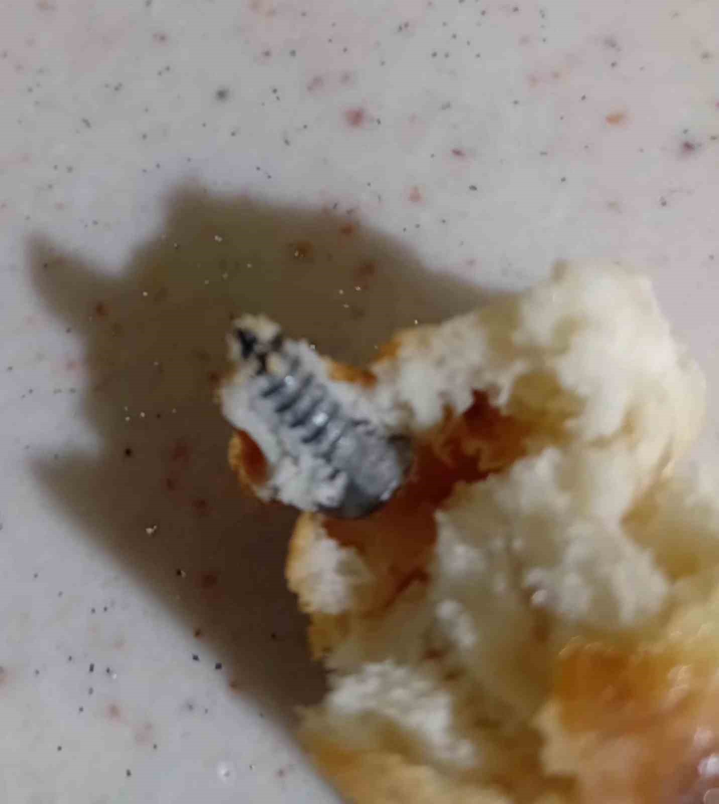 Aldığı ekmeğin içerisinden vida çıktı
