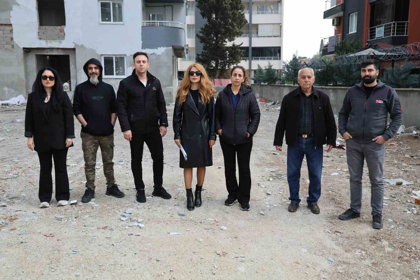 Aldıkları daireler yıllardır bitmeyen mağdurlar inşaat önünde eylem yaptı
