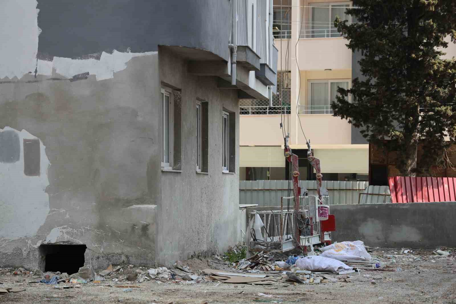 Aldıkları daireler yıllardır bitmeyen mağdurlar inşaat önünde eylem yaptı
