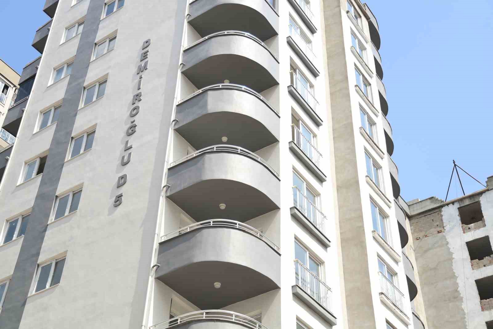 Aldıkları daireler yıllardır bitmeyen mağdurlar inşaat önünde eylem yaptı
