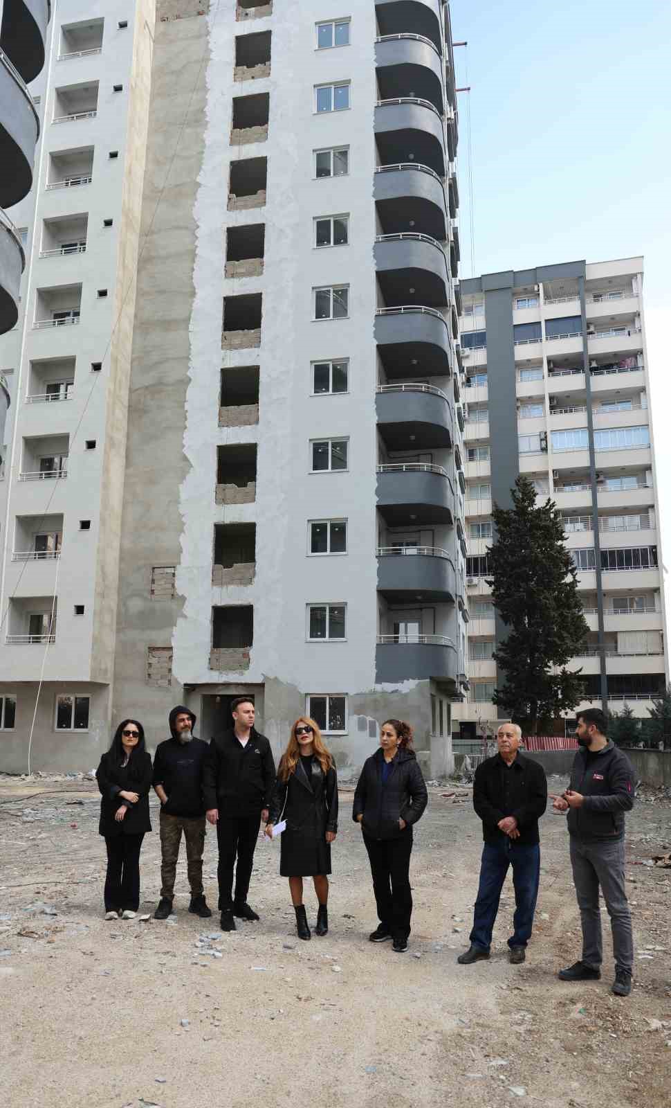 Aldıkları daireler yıllardır bitmeyen mağdurlar inşaat önünde eylem yaptı
