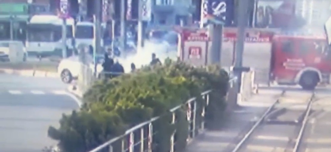 Alev alan elektrikli otomobil yangın battaniyesiyle söndürüldü
