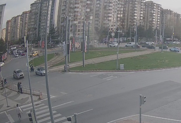 Alev alan elektrikli otomobil yangın battaniyesiyle söndürüldü
